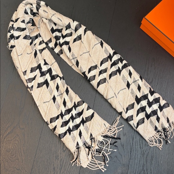 Burberry Geometric Black and White and glitter  Fringe shawl - Picture 4 of 7